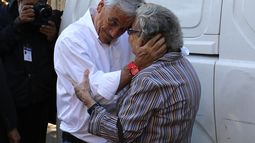 La caótica votación de Piñera: Lo recibieron con un no más Piraña ladrón, dobló mal el voto y usó propaganda en recinto de votación
