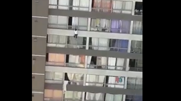 VIDEO| No todos los héroes usan capa: Haitiano atrapa en sus brazos a mujer que cayó del 9° piso en Independencia