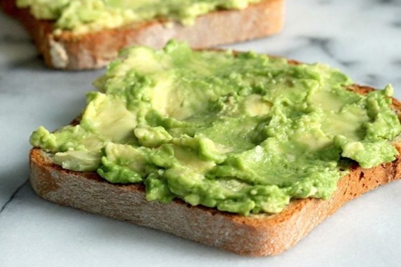 Imagen referencial pan con palta.jpg