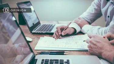 El Desconcierto | 15922 manos de personas trabajando en notebook en una oficina.webp