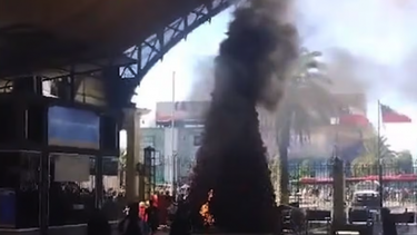 VIDEO| Sujetos prenden fuego a árbol gigante de Navidad en Estación Central: 4 detenidos