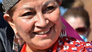 Estuve sola: La crítica de Elisa Loncon al feminismo tras ser víctima de fake news difundidas por bots