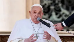 Papa Francisco reaparece convaleciente en silla de ruedas y oxígeno a dos semanas de su grave hospitalización