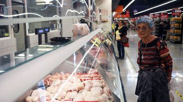 Ahorro forzado: Mitad de chilenos ha reducido gastos por aumento del costo de vida