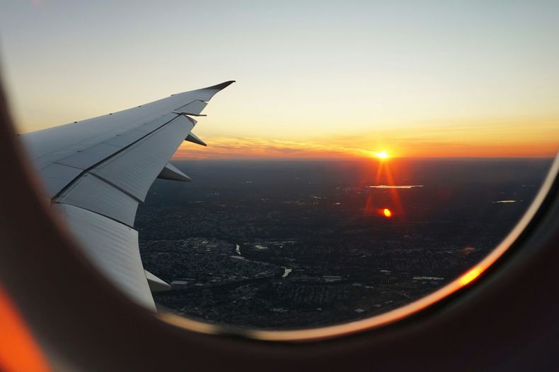 La contaminación de un vuelo largo puede sobrepasar una tonelada de CO2 por pasajero. Esto se puede compensar con proyectos de reforestación.