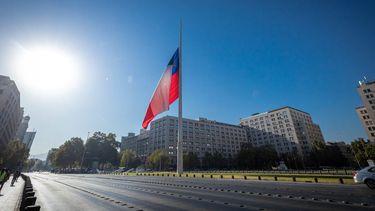 En el día de las víctimas del COVID-19, La Moneda luce su bandera a media asta