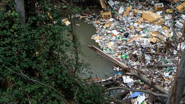 Municipalidad de Pudahuel limpia basural en río Mapocho y pide no enviar a niños a clases