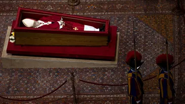 Más de 200 mil personas, 50 jefes de Estado, 10 reyes y 170 delegaciones: Los preparativos para el funeral del papa Francisco