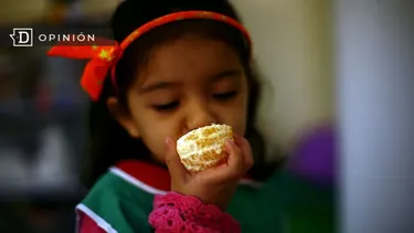 El Desconcierto | 19052 una nina comiendo una naranja.webp