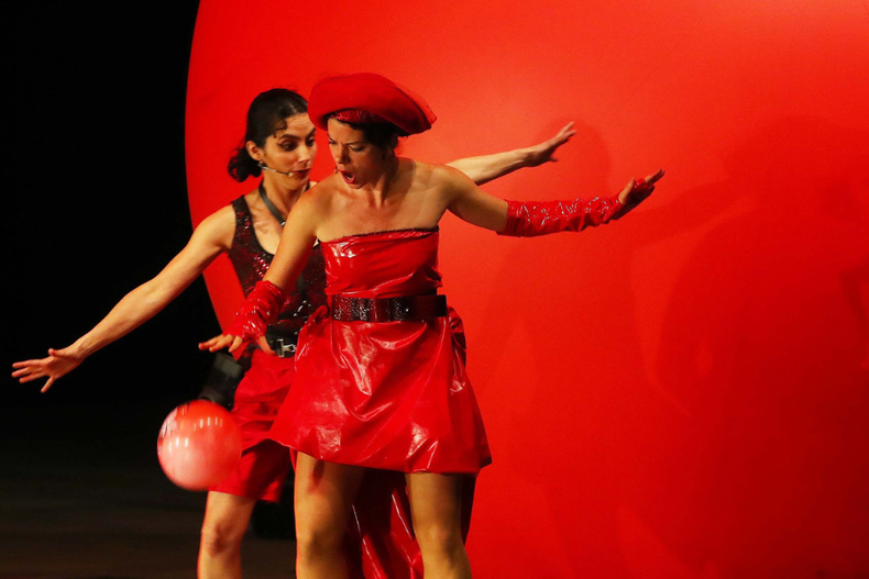 con elementos del circo  obra de amor lesbico aborda discriminacion sexual y de genero.png