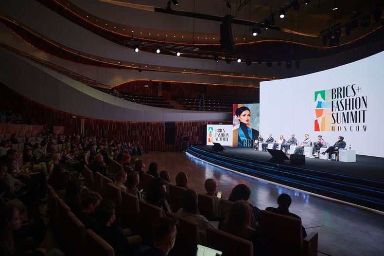 6205 eldesconciertocmercial.jpg