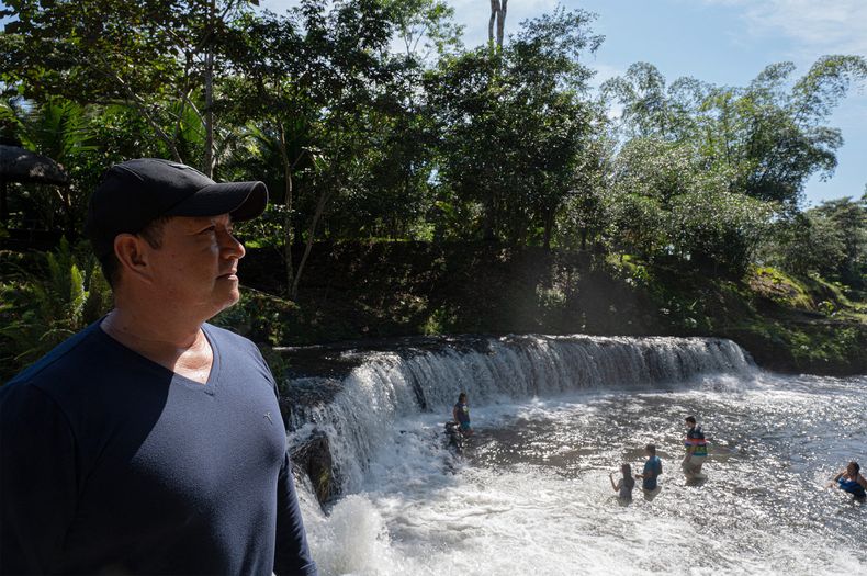 Cascada en parque Yasuni. Flor Ruiz.jpg
