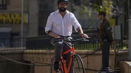 “Soltero empoderado”: Boric recibe hilarantes comentarios por subir al cerro en bicicleta