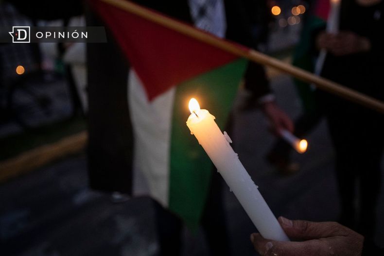 7214 imagen de una vela y una bandera palestina.jpg