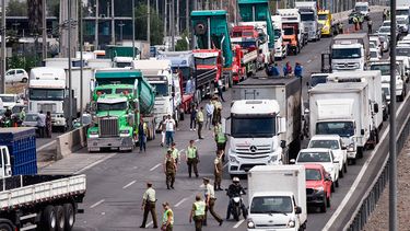 Camioneros versus trenes: El año en que el gremio privilegiado volvió a cortar las rutas