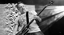 Peter Hook: Detenerse es absolutamente hermoso. ¡Quién necesita zapatos nuevos!