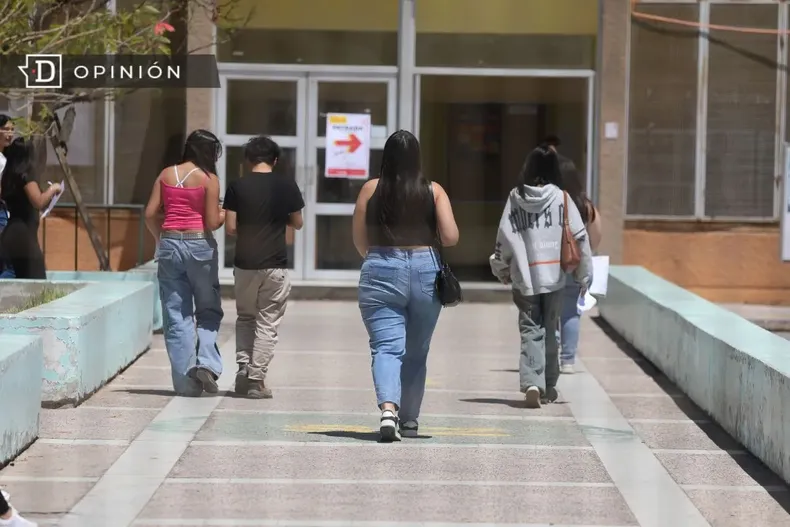 17739 jovenes caminando.webp