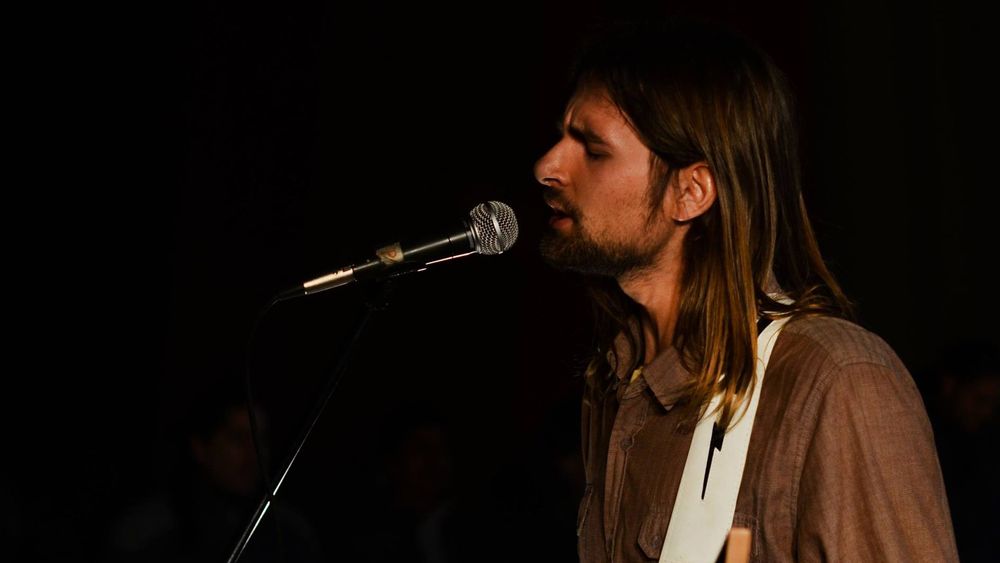 “Del Amor y Otros Delirios”: Peyo lanza su quinto disco de estudio mezclando trova y pop