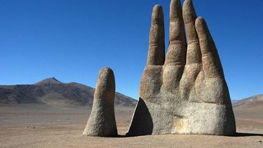 El Desconcierto | Escultura de Mario Irarrabal en el Desierto de Atacama.jpg