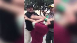 VIDEO| En la previa de la votación del Senado: Grupos antiaborto golpearon a mujeres que realizaban pañuelazo verde en Argentina