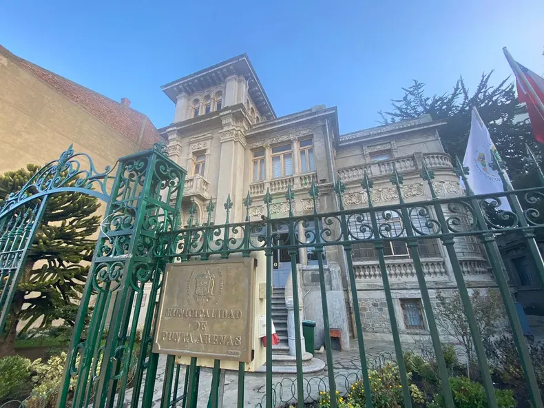 trabajador viajo 11 dias a colombia mientras estaba con licencia medica y lo echaron intento apelar pero perdio en tribunales.webp