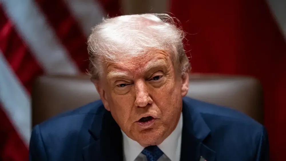 La política del vértigo de Trump en sus primeros 100 días: Aranceles, migración y tensión global