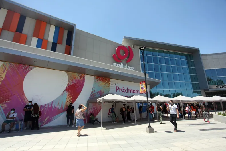 acreditan que mall de huechuraba siguio atendiendo publico tras colapso de techo por lluvias en 2023 multa de 4 millones.webp