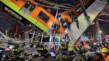 VIDEO| Metro de Ciudad de México colapsa, caen vagones desde el puente y se reportan al menos 23 fallecidos
