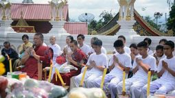 Niños rescatados de cueva en Tailandia realizan ceremonia para convertirse en monjes budistas