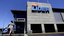 Trabajadores de Walmart comienzan huelga en más de 100 sucursales