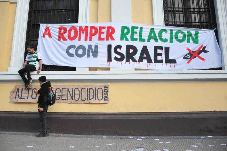 defendiendo la pluralidad de opiniones u de chile saca de frontis cartel pro palestino.jpg