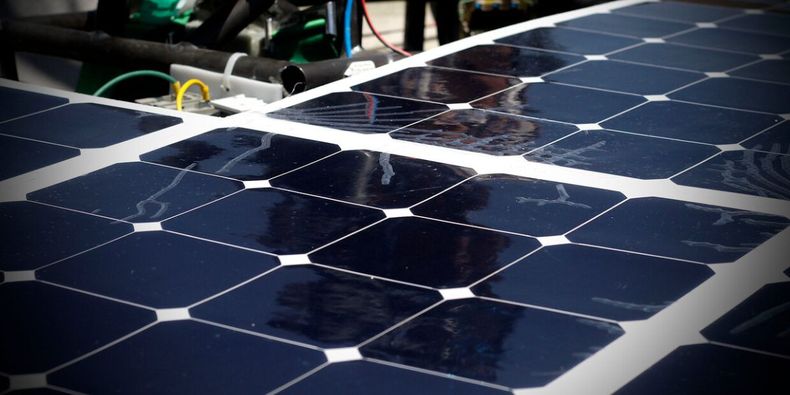 Instalación de paneles solares en Cuba busca enfrentar apagones y reducir dependencia del combustible / Agencia Uno