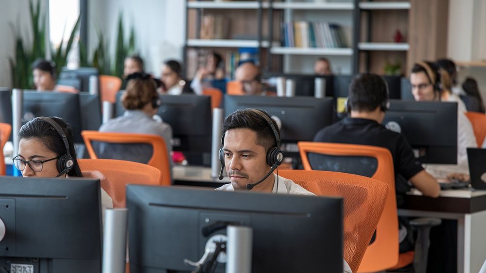 Ley que limita call centers tensiona a 30 mil trabajadores: Están llevando empleos fuera de Chile