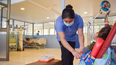El Desconcierto | Imagen de una profesional de la salud junto a un niño en CONIN