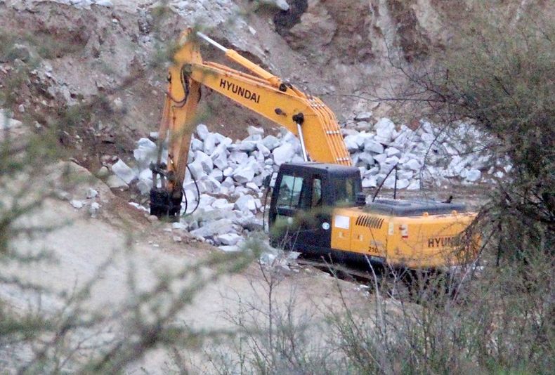 vecinos logran clausurar cantera que usaba explosivos para extraccion y corte informa al sea.jpg