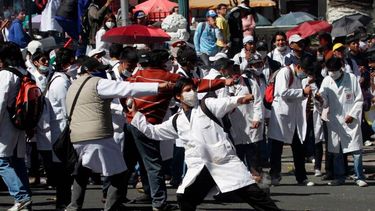 Médicos bolivianos en pie de guerra por ley que puede mandarlos a la cárcel en caso de negligencia