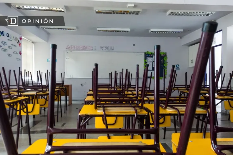 26003 una sala de clases vacia.webp