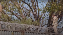 El cerco de púas de Texas con México persiste pese al fallo judicial y migrantes heridos