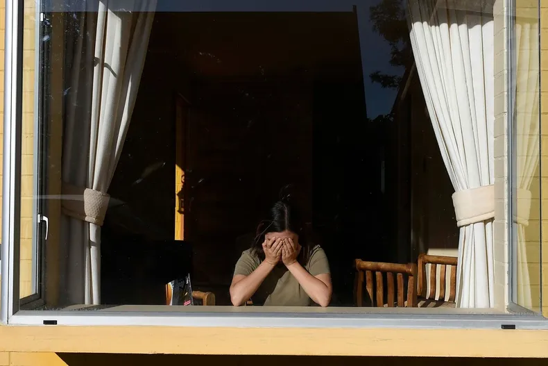 problemas de salud mental bajan a 127 en chile pero brecha de genero persiste 178 en mujeres y 73 en hombres.webp