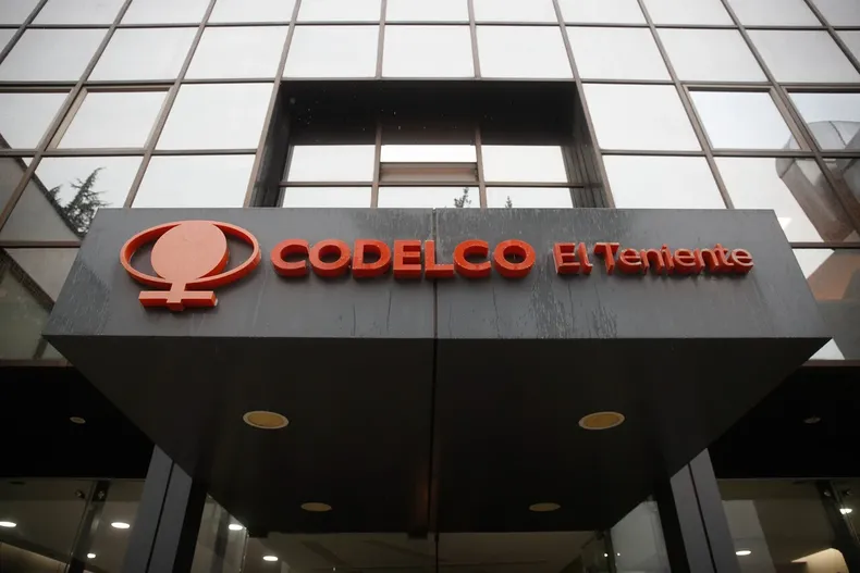 codelco aparta a altos cargos tras auditoria que detecto ocultamiento de informacion por accidente en el teniente con 6 fallecidos.webp