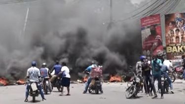 Niños huyen de la sangrienta guerra entre bandas en Haití