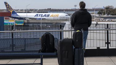 Más de 800 vuelos cancelados en EE.UU. en inédita reducción de tráfico por cierre de gobierno