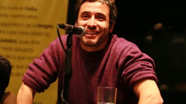 Ex coronel de la DINA exige prisión para periodista Javier Rebolledo y la eliminación de su nombre del libro Camaleón