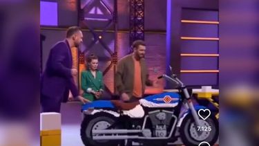 VIDEO | ¡Destruido en segundos!: Hombre cayó sobre motocicleta construida con legos