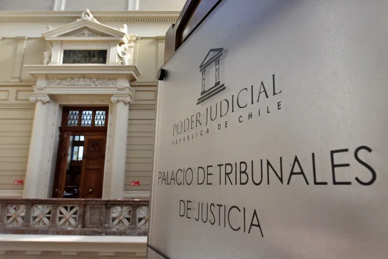 mujer debera pagar 120 millones a familia de nino que sufrio accidente bajo su cuidado era pareja del abuelo del menor.webp