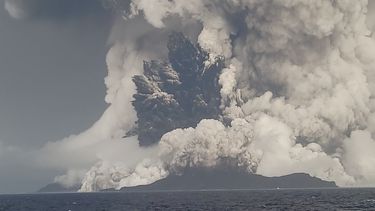 Volcán en Tonga: Los impactantes videos que dejó la violenta y explosiva erupción marina