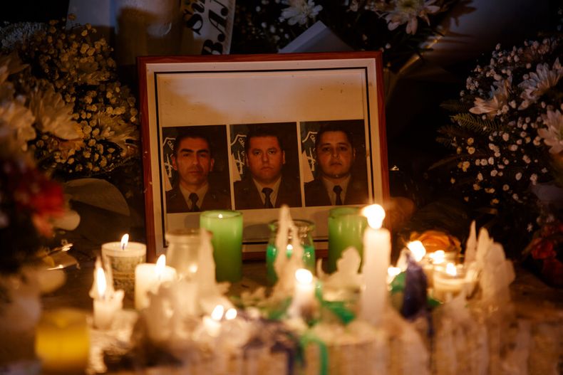 Velaton en memoria de los tres carabineros asesinados la madrugada de este sabado en Canete Agencia Uno.jpg