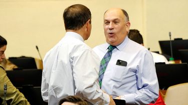 “Incitación al odio”: Diputado Bobadilla (UDI) asiste con piocha pinochetista al Congreso