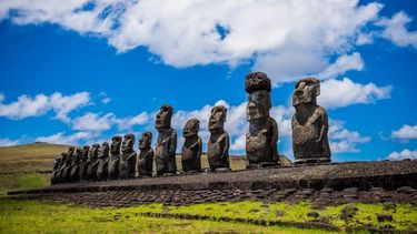 Tras un año del feroz incendio, los moáis de Isla de Pascua claman ser restaurados