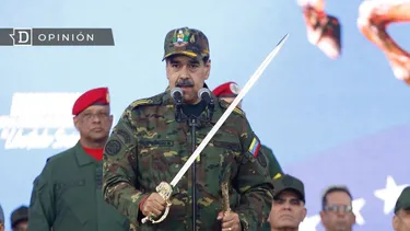 El Desconcierto | 28442 nicolas maduro con la espada de bolivar.webp